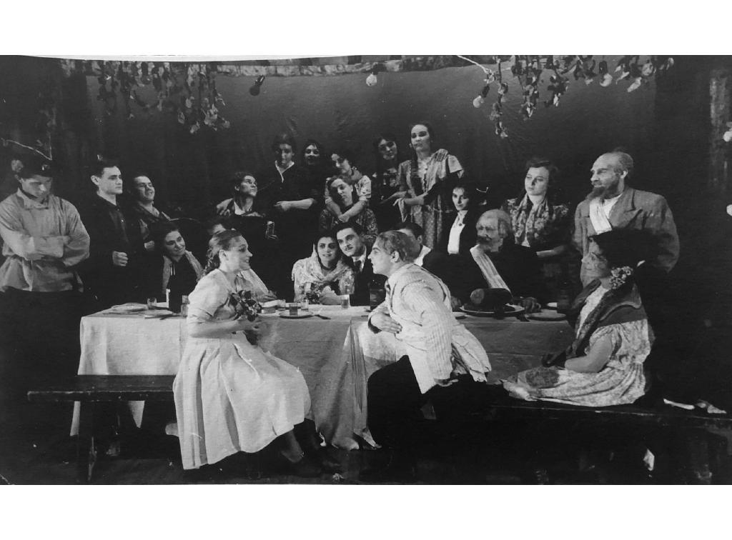 Străbunicii Lidia Lelis Pancovschi și Petru Pancovschi pe scena teatrului „A.S. Pușkin” în spectacolul Take, Ianke și Cadâr (1953–1954)