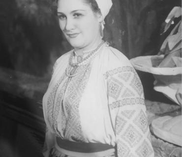 Străbunicii Lidia Lelis Pancovschi și Petru Pancovschi pe scena teatrului „A.S. Pușkin” în spectacolul Take, Ianke și Cadâr (1953–1954)
